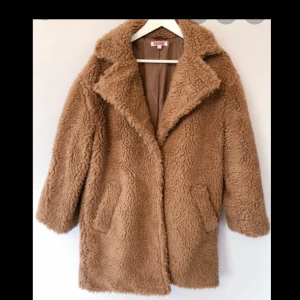 Teddy jacka - Teddy jacka från INDISKA. Storlek M stor i storleken mer som en M-L. Använd vid ett tillfälle. 