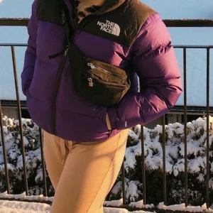 Jacka - Jag säljer denna as snygga North Face jacka som tyvärr ej kommer till användning. Den är i super bra skick och ser ut som ny. Den är oversized så den passar XS-M beroende på hur man vill att den ska sitta. Nypris 2500 säljer för 1500 eller högsta bud :) 💕💕💕  högsta bud just nu är 1950kr