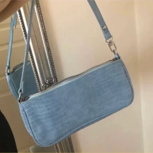 Ljusblå axelväska  - STARTBUD 50kr (budet måste öka med 10kr) 