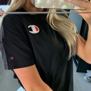 Champion T-shirt  - Svart oversize champion t-shirt i storlek S!❤️ Helt oanvänd och därmed i nyskick! Säljer denna då jag inte har någon användning för den☺️ frakten blir tilläggskostnad på 59kr🥰