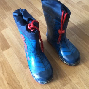 Skor spiderman  - Strl 27 knappt använda 