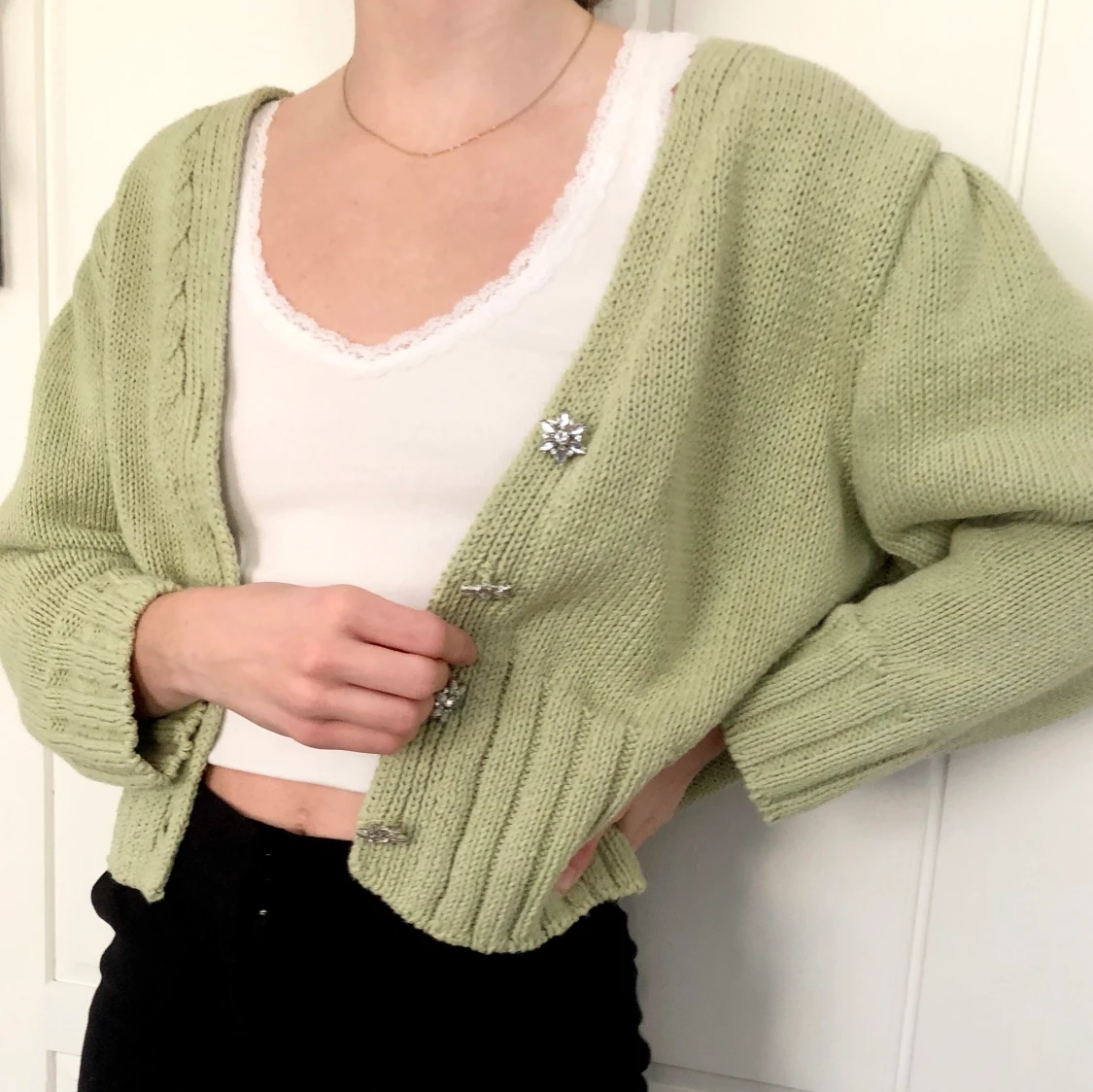 Ljusgrön kofta med glitterdetaljer! - 90