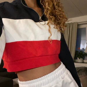 Cropped sweatshirt - Jättefin croppad sweatshirt från forever 21 som jag köpte för ungefär 2 år sedan i London. Fint skick!