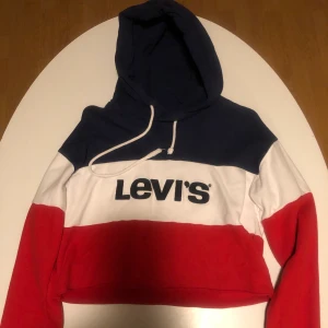 Levi’s hoodie - Crop top luv tröja. Frakt tillkommer. Passar XS väldigt bra den är väldigt stor och vid