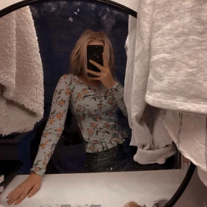 Blus - Jätte fin blus, helt ny med prislapp kvar, strl S🦋