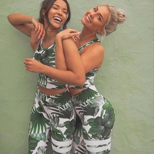 Stronger - träningsbyxor - Snygga och väldigt bekväma träningsbyxor från Stronger nypris, 699kr. ✨💞I bra skick, använda några få gånger. Kan mötas upp annars står köparen för frakten.