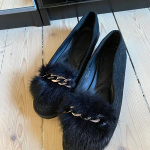 Ballerinaskor  - Ballerinaskor med päls framtill,  inköpta i Kroatien, aldrig använda pga för små i storleken. Står storlek 38 men skulle nog säga att den passar för en som har storlek 37. 