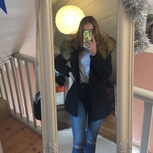 Ursnygg vinterjacka från TESSIE med fakepäls stl 34 - Säljer nu min ursnygga jacka från märket TESSIE, endast då den är för liten för mig. Sitter jättebra, vindtät, klarar av snö och regn och är framförallt varm och skön! Storlek 34 och normal i storleken. Köptes för ca 1,5 år sen och använd max 10 gånger. Inga hål, märken, fläckar, trasiga sömmar eller liknande, nyskick!! Nypris ca 1500:- Mitt pris 400:- eller valfritt bud! Köparen står för frakt🦋