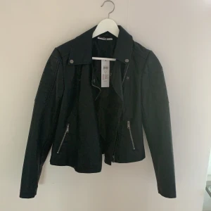 Skinnjacka - Oanvänd skinnjacka från Vero Moda med coola detaljer på axlarna. Köpt i storleken S och har aldrig använts💗