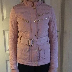 Finjacka - En rosa finjacka som passar perfekt om du ska ut och äta på restaurang! Fina gulddetaljer på både knappar och dragkedja. Endast använd en gång eftersom den var för liten tyvärr :(