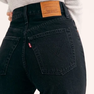 Levis Ribcage straight  - Säljer mina svarta Levis i modellen ”ribcage straight” då de inte kommer till användning då de är stora på mig! Enbart använda några gånger, mycket bra skick! w30/30. Lånade bilder då jeansen inte ser ut som de ska på mig ☺️ 450kr eller högsta bud! Inköpta för 1199kr 💛