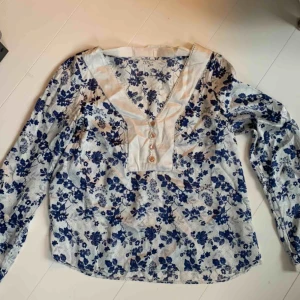  - Silke tröja från Odd Molly. Är i bra skick 