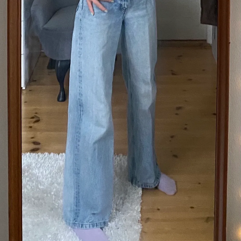 Jättefina jeans som jag aldrig använder längre✨övrigt jätte fint skick förutom att dom har varit för långa för mig å slitits ut pyttelite längst ned till benen❗️köparen står för frakten❗️. Jeans & Byxor.