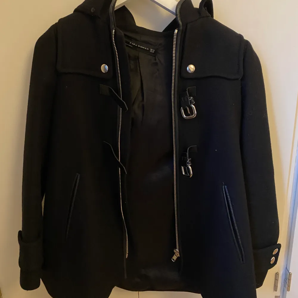 Säljer denna jacka/kappa från Zara då den inte längre kommer till användning pga blivit för liten. Medföljer även en fuskpäls till luvan 💫. Jackor.