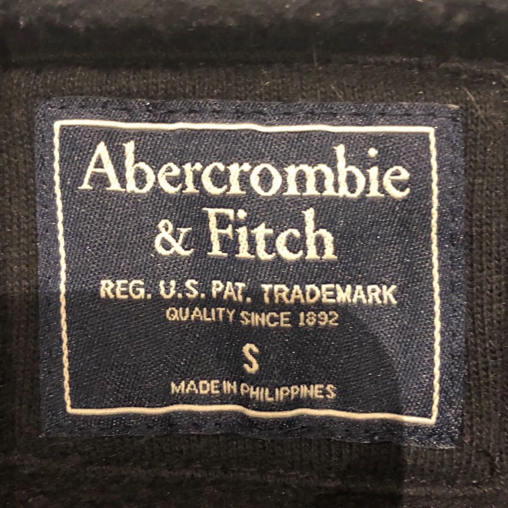 Säljer min fina Abercrombie & Fitch kofta som jag köpte i Dubai på Abercrombie & Fitch butiken. Den är sparsamt använd. Frakt tillkommer 💞. Tröjor & Koftor.