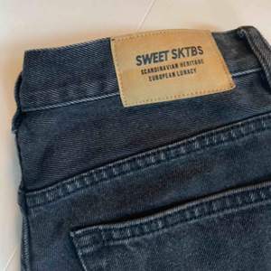 Skate jeans från Sweet SKTBS.   Är unisex, och passar som en s och m   Nypris: 600