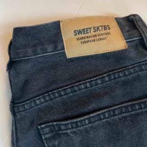  - Skate jeans från Sweet SKTBS.   Är unisex, och passar som en s och m   Nypris: 600