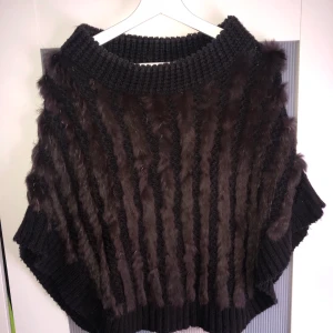 Hollies päls poncho - Säljer min sparsamt använda äkta päls poncho från hollies då den inte kommer till någon användning strl xs/s