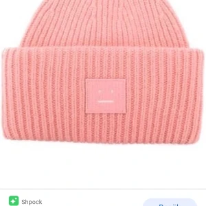 Acne Mössa - Denna fina mössa köpte jag i London detta år! Den är använd ändats en gång och är i jättebra skick. Säljer den pga att jag redan har en annan acne mössa