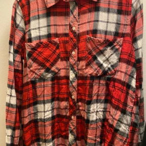 Röd rutig skjorta  - Nästan aldrig använd 