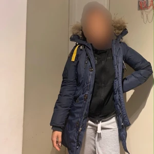 Parajumper - Parajumper jacka köptes i början av vintern. Jackan är helt ny och knappt använd                                               Köpt för 5500 sek                                                       Storleken på jackan är xs men passar även S jättebra.                                                                                                         Jackans modell: Parajumper Doris                                 Priset går att diskutera 