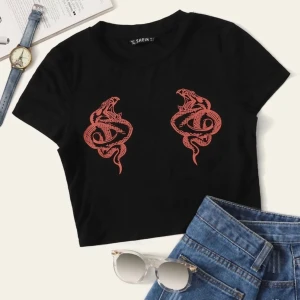 Kroppad t-shirt  - En kroppad T-shirt från SHEIN, den var för liten för mig! Därför säljer jag, den är nog XXS-XS 🥰 inte använd, sladdrig material, Ganska skönt! Frakt tillkommer! 