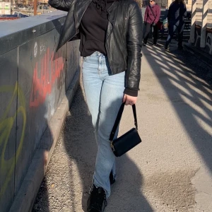 Jeans med slits - Använda ca 3 gånger, bra skick. Storlek 38, bra passform. Köparen står för fraktkostnad. Buda i kommentarerna! 🌸