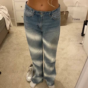 Pösiga jeans - 81cm i innerbenet så mät innan ni frågar!! Säljer mina skitcoola och unika jeans från dilvin jeans i storlek 36, ljusblå med vita ränder/streck. Fint skick.