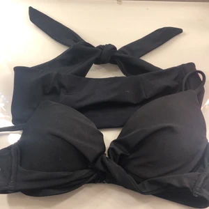 bikiniöverdel  - 2 st svarta bikiniöverdelar från nelly, den första i stprlek xs den andra i stprlek 70b säljer pga för små, den första är aldrig använd, 100kr/st eller 150 för båda, står inte flr frakt