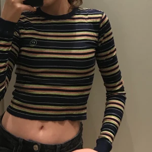 Tröja! - Jätte snygg magtröja ifrån Urban outfitters! Använd väldigt fåtal gånger för att jsg själv ej tycker om den. Passar skitbra till ett par låga jeans. Den är i nyskick