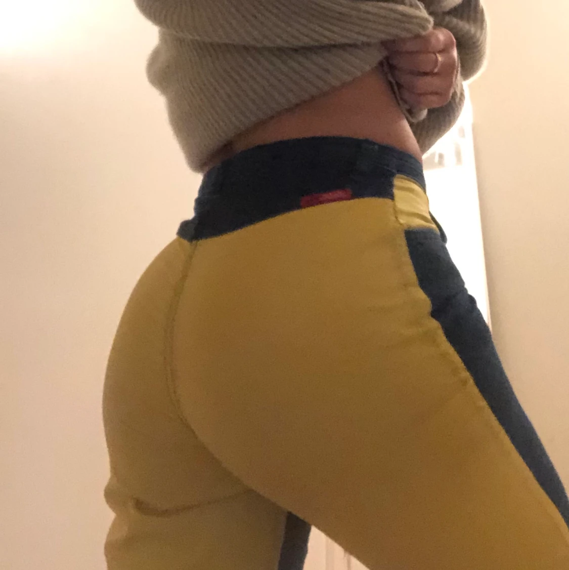 Coola blå och gula jeans!