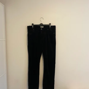 Svarta Manchester byxor  - Aldrig använda byxor, helt nya. Trendiga. Önskas fler bilder och diskussion av pris, hör av dig till mig! 