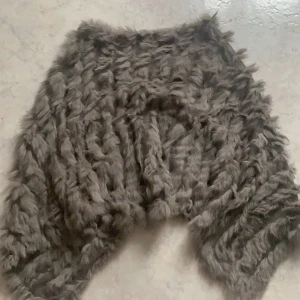 Pälsponcho - Äkta päls poncho som värmer, superfin till höst/vinter.  Knappt använd och i bra skick!  Kan mötas eller fraktas 🌸