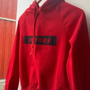 Hoodie - Säljer denna röda hoodie ifrån Gina Tricot. Storlek xs. Använd endast fåtal gånger, och säljes eftersom den är för liten! Köparen står för frakten och pris kan alltid diskuteras💞