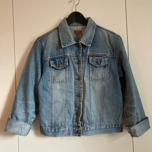 Vintage denim/jeansjacka, 36/38 - Ljusblå vintage jeansjacka i 100% bomull. Sitter lite löst men inte oversized på stl 36/38. Använd men i bra skick.
