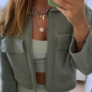 Stickad jacka från Gina Tricot  - BUD PÅ 440kr Strl M, Mer som en S Fint skick Slutsåld 