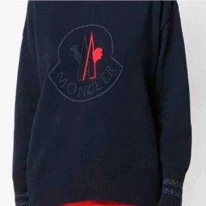 Moncler tröja. Strl xs-m. - Min fina tröja som förtjänar att komma ut oftare! Köpte för 1 år sedan och använt dem 2 ggr sen dess. Skönaste materiellt och väldigt varmt. Glittriga detaljer. Storlek xs men oversized och passar upp till en Medium skulle jag säga. Om du bor i Stockholm så kan du komma förbi och prova den istället att skicka 1,000 bilder 😅☺️. Nypris ca 5,700kr. Kan byta med något intressant med:)