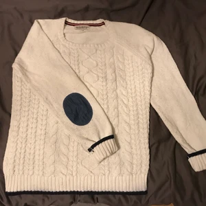 Hamilton Republic stickad tröja - En otroligt snygg och mysig tjocktröja från Hamilton Republic i storlek S-M. Den är stickad och passar perfekt till vintern. Köpt för ett år sedan i NK för 1299kr. Jag skickar om köparen står för frakt eller möts upp i Stockholm. Pris: 170kr