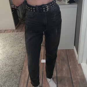Mörkgrå momjeans  - Knappt använda så jättefint skick! Lite tillgjorda små slitningar som på bakfickan. Säljer pga att de är för stora å kommer inte te användning. Strl 36, skulle säga att det är S/M beroende på hur man vill att dom ska sitta