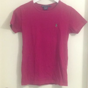  - Ralph Lauren T-shirt
Använd ett fåtal gånger
Sitter figurnära
Andra bilden visar färgen bäst