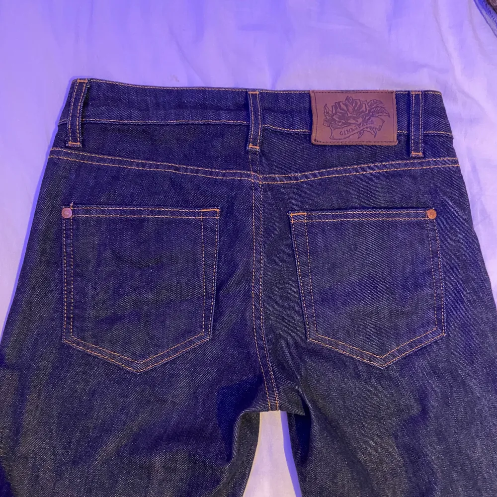 Low waisted, straightleg jeans köpta på secondhand💙. Jeans & Byxor.