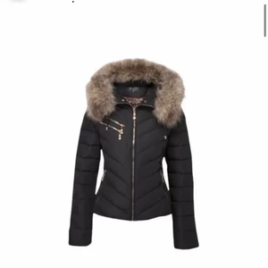 Hollies jacka - Säljer min fina jacka från hollies💕😊 Ser som ny ut även fast den är använd så mycket, det är storlek 38 men väldigt liten i storleken så sitter ungefär som en 36 och är i modellen Chatel. Jag tänker ett pris på 2500kr men kan tänka mig att gå ner lite i pris vid snabb affär.💕  Kan mötas upp i Göteborg eller skickas för 50kr🥰