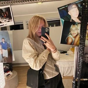 Väska från Daniel Ray - Snygg och stor väska med utrymme för allt du behöver!! Gillar själv men kommer aldrig till användning ❤️🦋