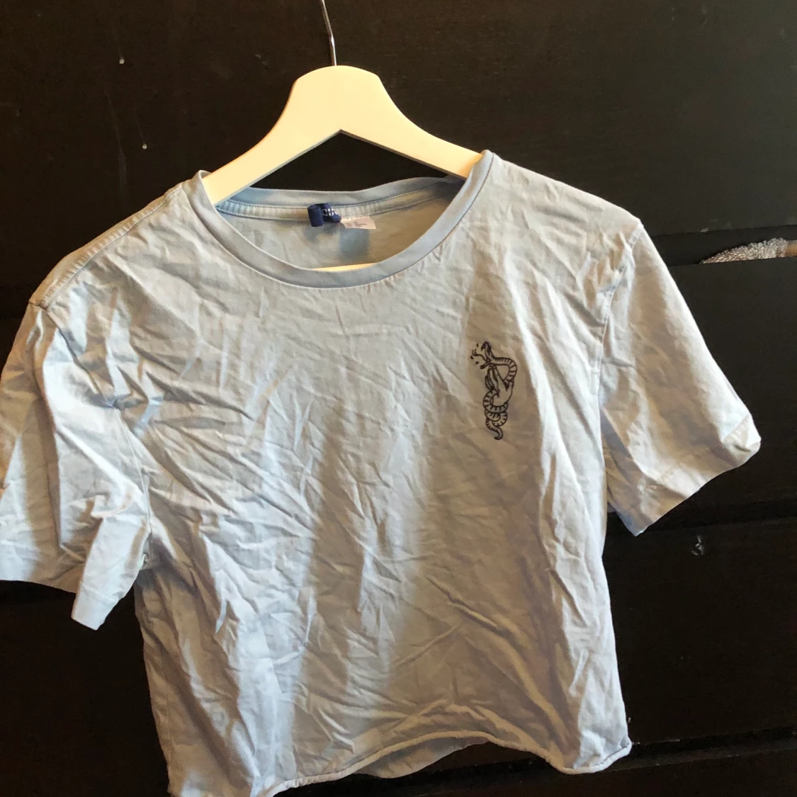 Ljusblå T-shirt med orm - 90