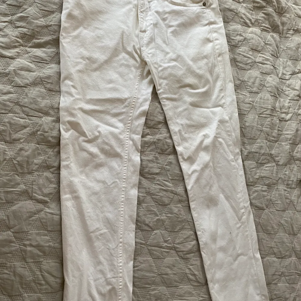 Vita ACNE studios jeans i modellen Ace. Perfekt skick, behöver bara strykas. Storlek 29/32. Buda.. Jeans & Byxor.