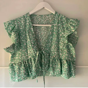 Topp - Söt topp köpt här på Plick, tyvärr för stor på mig. Tror den skulle passa M-L💕