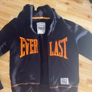 Kofta - En tröja med dragkedja ifrån everlast , tror de är en S 🤍