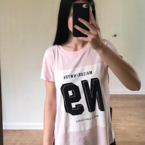 T-shirt från Gina Tricot strl XS - Rosa t-shirt från Gina Tricot. Gott skick. Tryck: Manson/NWYRK N9 Inhale confidence. 50 kr frakt.