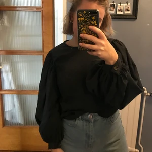 Blus - Puffärmad svart blus från NA-KD. 