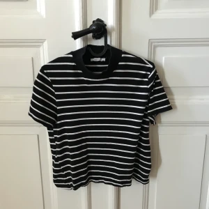 Randig halv-polo från Zara - Randig, svart/vit t-shirt med halv polo från Zara, strl S! Superfin och jätteskön. Köpt för längesen så finns nog ej kvar. Använd men i bra skick, lite trassel i vissa sömmar på insidan men inget som syns eller påverkar skicket ❤️